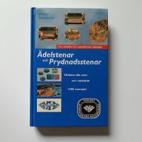 &Auml;delstenar och prydnadsstenar : v&auml;rldens alla arter och varieteter ; 1600 exempel