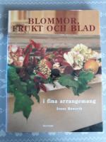 Blommor, frukt och blad i fina arrangemang