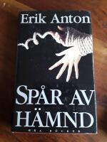 Sp&aring;r av h&auml;mnd : roman