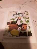 Linnea planterar k&auml;rnor, fr&ouml;n och annat