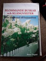 Blommande buskar och kl&auml;ngv&auml;xter - [fr&aring;n trollhassel till kejsarolvon]