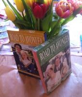 Road to Avonlea ( 2 st valfria DVD boxar  av s&auml;song 2,3,4,5,6 och 7 ) 2 kompletta s&auml;songer totalt 8st DVD disc   Widescreen (valbart p&aring; DVD menyn) HI-DEF Digital Restoration  Sullivan entertainment Canada
