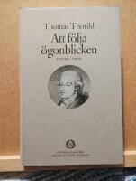 Att f&ouml;lja &ouml;gonblicken : texter i urval