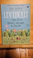 Lev lokalt : v&auml;gen till ett h&aring;llbart, h&auml;lsosamt & fritt liv