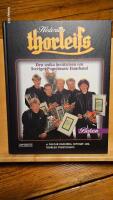 Historien Thorleifs : boken, bilderna & orden : om ett av Sveriges genom tiderna mest popul&auml;ra och folkk&auml;ra dansband, kultkantade och kulturprisbel&ouml;nta : &aring;ren 1962-1995