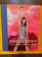 Taylor Swift : And the Clothes She Wears