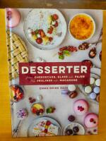 Desserter : fr&aring;n cheesecake, glass och pajer till praliner och macarons