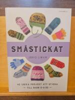 Sm&aring;stickat : 45 unika projekt att sticka till barn 0-8 &aring;r