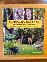 Skydda tr&auml;dg&aring;rden fr&aring;n skadedjur & ogr&auml;s : naturliga metoder mot r&aring;djur, sniglar, kirsk&aring;l och andra objudna g&auml;ster