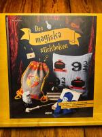 Den magiska stickboken : stickprojekt f&ouml;r stora och sm&aring; med favoritmotiven i Hogwarts-stil