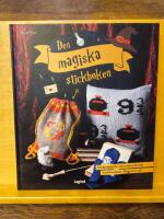 Den magiska stickboken : stickprojekt f&ouml;r stora och sm&aring; med favoritmotiven i Hogwarts-stil