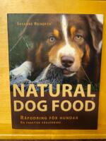 Natural dog food : r&aring;fodring f&ouml;r hundar : en praktisk v&auml;gledning