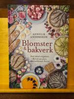 Blomster & bakverk : br&ouml;d, bakverk och godsaker, med och utan gluten, alltid med blomster, &aring;ret om