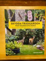 Skydda tr&auml;dg&aring;rden fr&aring;n skadedjur & ogr&auml;s : naturliga metoder mot r&aring;djur, sniglar, kirsk&aring;l och andra objudna g&auml;ster