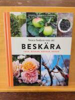 Stora boken om att besk&auml;ra : tr&auml;d, buskar, h&auml;ckar och rosor
