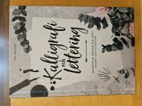 Kalligrafi och lettering handtexta personliga kort, kuvert och etiketter