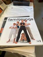 Familjeyoga : Yoga f&ouml;r barn, ton&aring;ringar och f&ouml;r&auml;ldrar