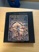 H&auml;rkebergas rika skrud : m&ouml;te med m&aring;laren Albertus Pictor = The pride of H&auml;rkeberga : meet the artist Albertus Pictor = H&auml;rkebergas Bilderpracht : Begegnung mit dem Maler Albertus Pictor