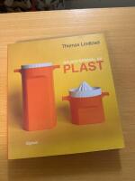 Bruksf&ouml;rem&aring;l av plast : materialen, formgivarna, fabrikerna