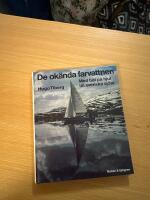 De ok&auml;nda farvattnen : med b&aring;t p&aring; hjul till svenska sj&ouml;ar