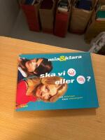Mia & Klara : ska vi skratta eller gr&aring;ta?