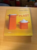 Bruksf&ouml;rem&aring;l av plast : materialen, formgivarna, fabrikerna