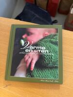 V&auml;rma en liten : stickat och virkat f&ouml;r alla v&auml;rldens bebisar