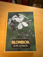 Blombok : bilder av markens &ouml;rter, ris och tr&auml;d