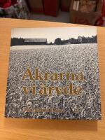 &Aring;krarna vi &auml;rvde : om jordbruk och maskinbruk