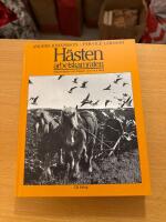 H&auml;sten, arbetskamraten : bildber&auml;ttelse om dragare i jord och skog