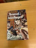Dramat i kl&auml;dlogen R&ouml;da detektivserien
