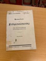 Komedien till folkpensionering Varf&ouml;r folkpensioneringsf&ouml;rslaget borde ha avslagits 1913 &aring;rs riksdag Stridsfr&aring;gor inom Socialdemokratin 