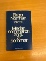 Medan sommaren &auml;nnu &auml;r sommar : dikter