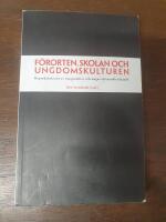 F&ouml;rorten, skolan och ungdomskulturen : reproduktionen av marginalitet och ungas informella l&auml;rande