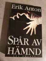 Sp&aring;r av h&auml;mnd : roman