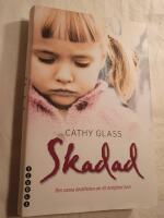 Skadad : den sanna ber&auml;ttelsen om ett bortgl&ouml;mt barn