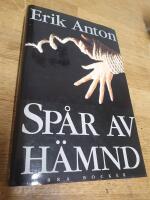 Sp&aring;r av h&auml;mnd : roman