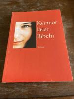 Kvinnor l&auml;ser Bibeln