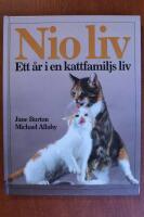 Nio liv : ett &aring;r i en kattfamiljs liv