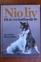 Nio liv : ett &aring;r i en kattfamiljs liv