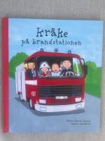 Kr&aring;ke p&aring; brandstationen