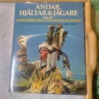 Andar, hj&auml;ltar & j&auml;gare fr&aring;n de nordamerikanska indianernas mytologi