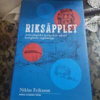 Riks&auml;pplet : arkeologiska perspektiv p&aring; ett bortgl&ouml;mt regalskepp