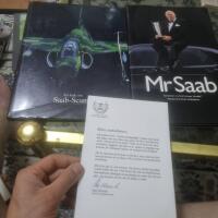 Mr Saab  Ber&auml;ttelsen om Erik Carlsson "p&aring; taket". Rallysportens f&ouml;rsta v&auml;rldsstj&auml;rna.