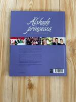 &Auml;lskade prinsessa : en resa i bilder genom Victorias liv