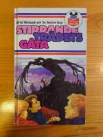 Alfred Hitchcock och Tre deckare l&ouml;ser Stirrande tr&auml;dets g&aring;ta