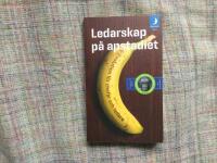 Ledarskap p&aring; apstadiet : evolution f&ouml;r chefer och ledare