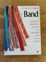 Band : v&auml;vda band, brickband, fl&auml;tade band och pinnband av ull, lin och bomull