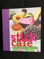 Stickcaf&eacute; : kakor, bullar och t&aring;rtor att virka och baka