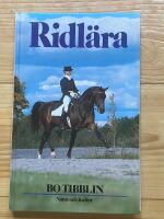 Ridl&auml;ra : ridh&auml;stens grundutbildning och vidareutbildning i dressyr